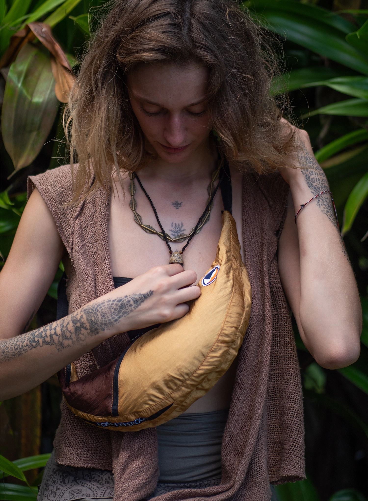 Ticket To The Moon Upcycled Sling Bag Táska - sand/chocolate